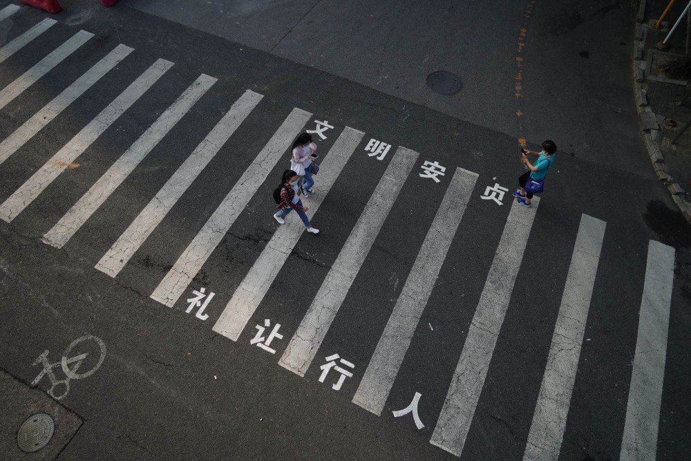 8月30日,朝阳区安贞地区的斑马线喷涂上了"文明出行,礼让行人"遵守