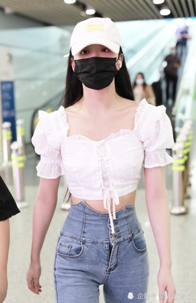 孔雪儿穿白色泡泡袖短上衣露出纤纤细腰,穿蓝色喇叭裤又甜又酷