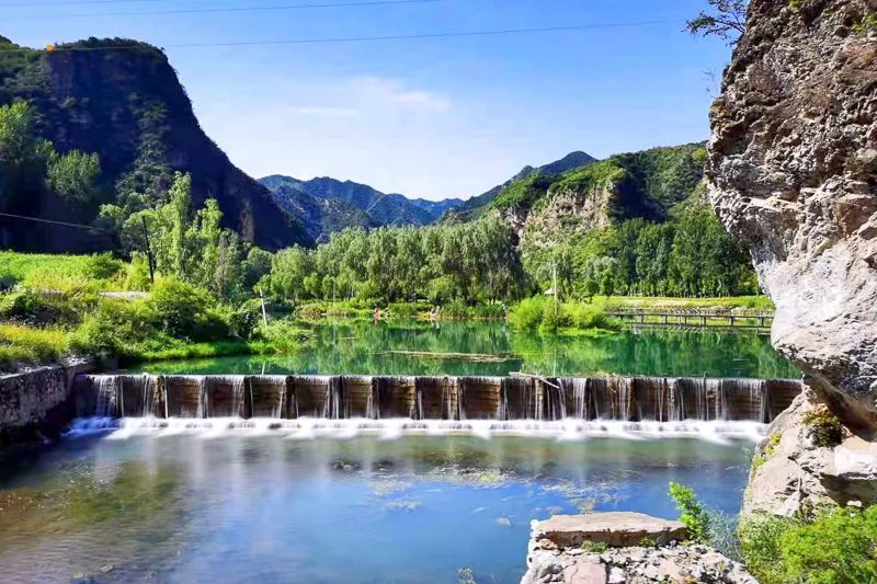 百里畫廊—乾溝地處白河和黑河流域,山巒疊翠,碧水依山,擁有多樣的