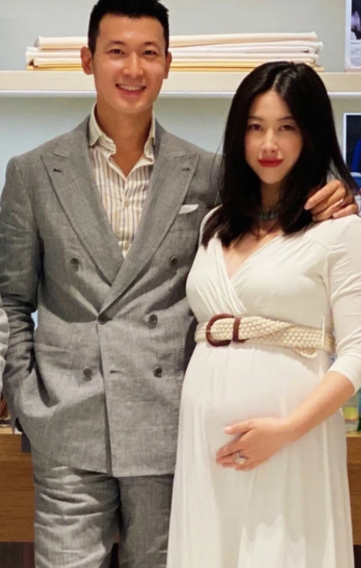 朱珠晒老公视角孕晚期美照,巨肚如箩脸蛋却超小,自称大码超模