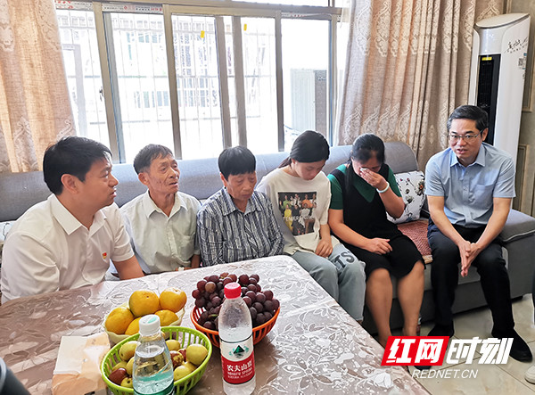 湖南省纪委监委领导来衡慰问张小华同志家属