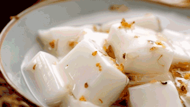 "甜碗子是消暑小吃,有甜瓜果藕,百合莲子,杏仁豆腐,桂圆洋粉,葡萄干