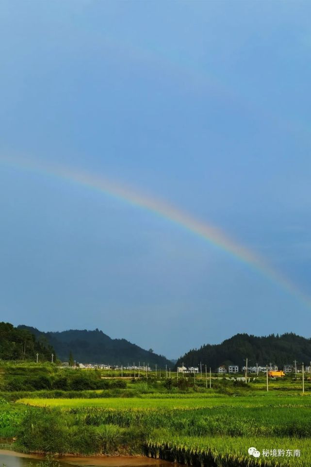 蓝天白云雨后彩虹图片图片