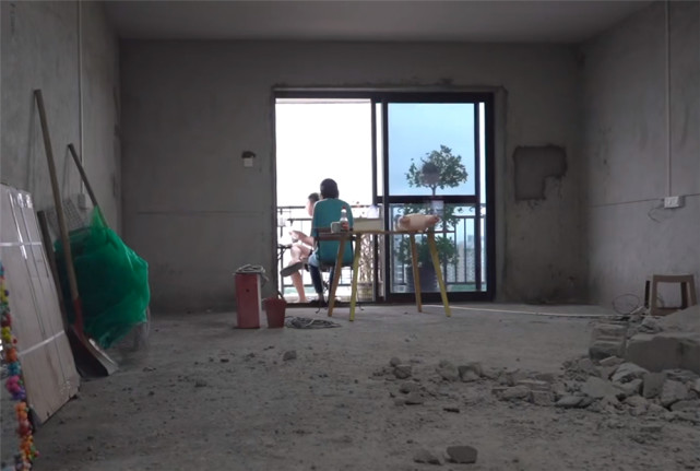 90后东北小伙在广州买房因没钱装修住3年毛坯房网友太洒脱