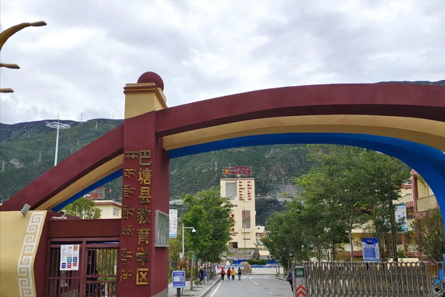 四川省巴塘中学初一新生踏进了他们新的起点|巴塘县|四川|开学季