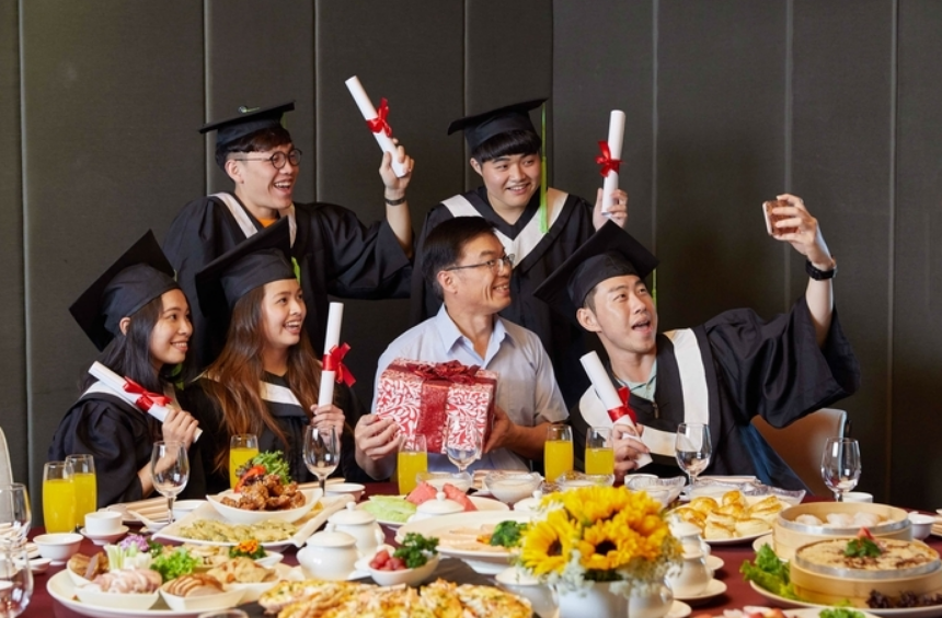 一学校多名老师参加谢师宴数万元一顿的大餐结果却杯具了