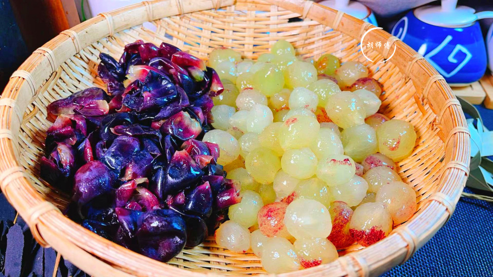 第三步:锅中放入适量的水,将水煮开后,将葡萄皮放入到锅中,大火煮5