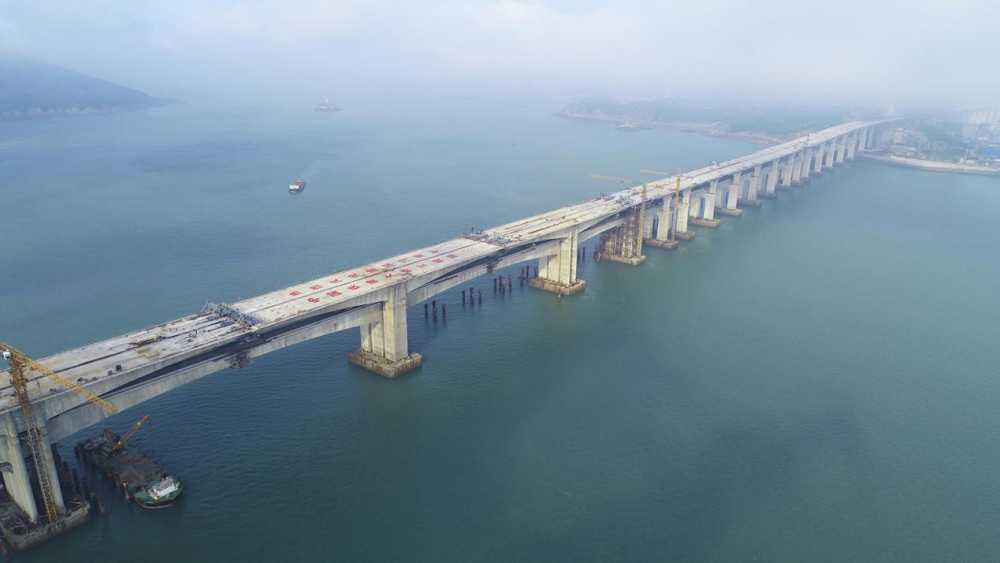 圖為平潭海峽公鐵大橋