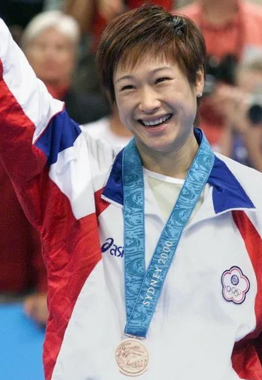 按照常理来讲,陈静为中国代表队夺得乒乓球项目首枚奥运会女单