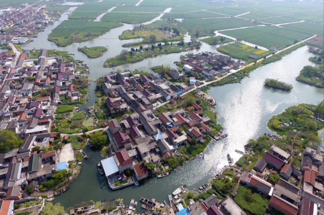 小镇的建设落户地点在"东台市的沿海经济区",根据康养小镇的建设规划