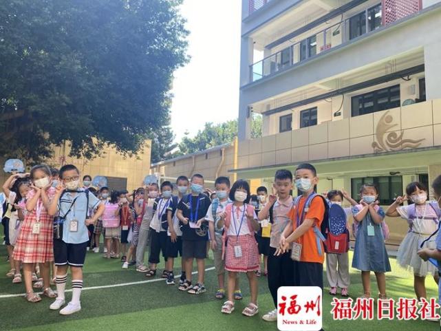 福州部分小學迎來新生報到