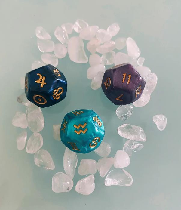 占星骰子是一种卜卦工具,是由3颗12面体的骰子组成,1728种组合.