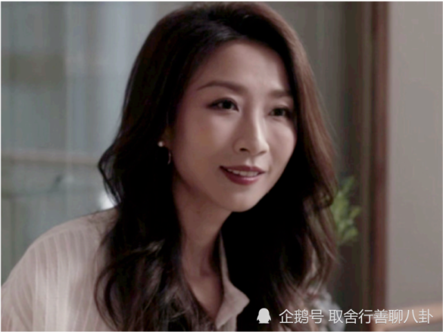 最得力助手,她不仅雷厉风行,而且貌美如花,她就是王骏迪扮演的郑毅红