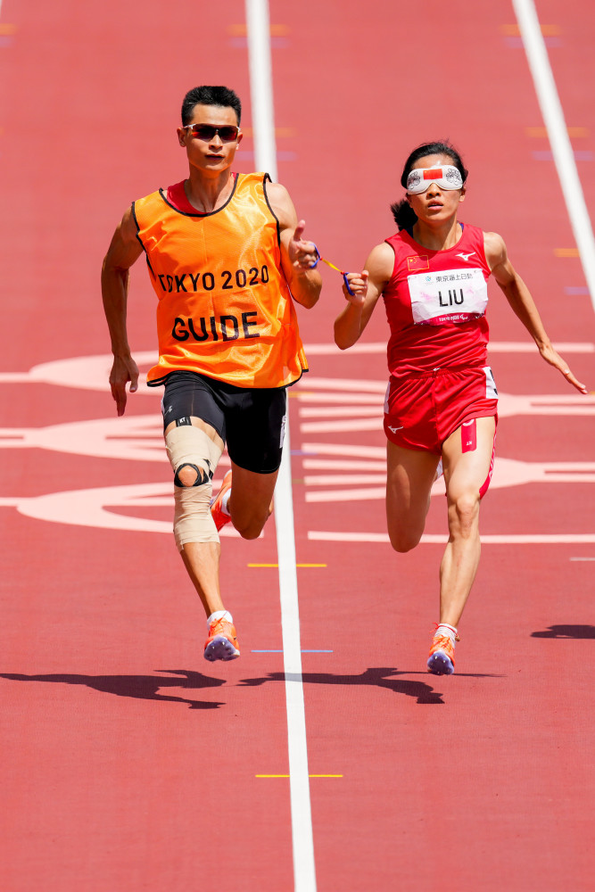 8月30日,中国选手刘翠青(右)和领跑员徐冬林在比赛中.