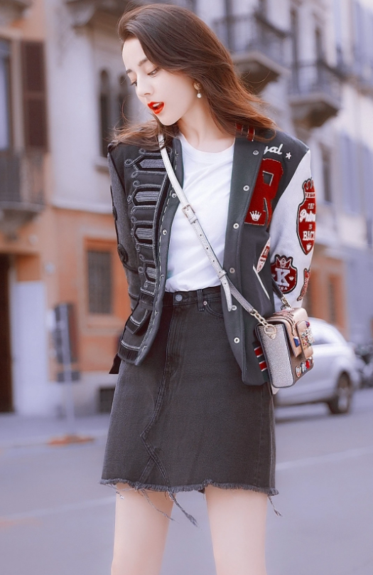 迪丽热巴罕见晒学生风造型穿制服成美艳学姐五官精致颜值爆表