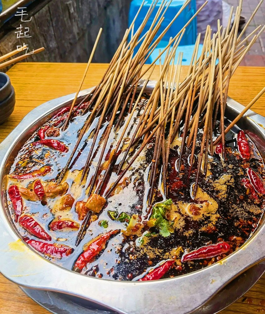 重庆老小区的"实惠串串香",生意很火爆,人均仅30元,味道安逸