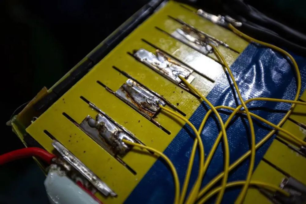 产品介绍中甚至有错别字 蓄电池出自"小作坊",是多位实验人员在拆解