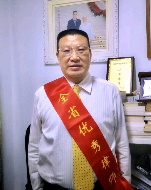 潘克律师更新动态晒家乡九江美景间接传递信息自古邪不压正