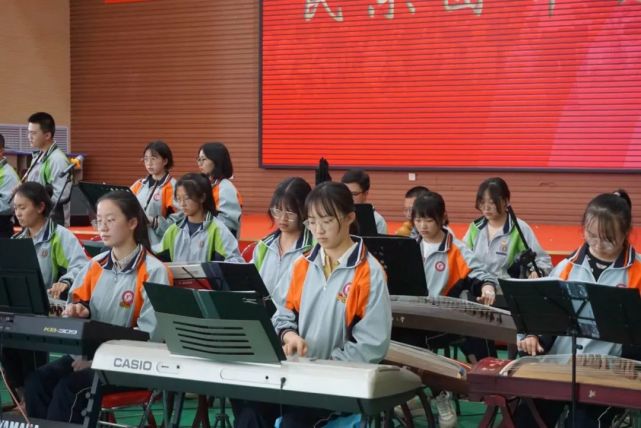 张宁回城郊家中的路上,校服后背上的六个大字,"青海湟川中学",都经常