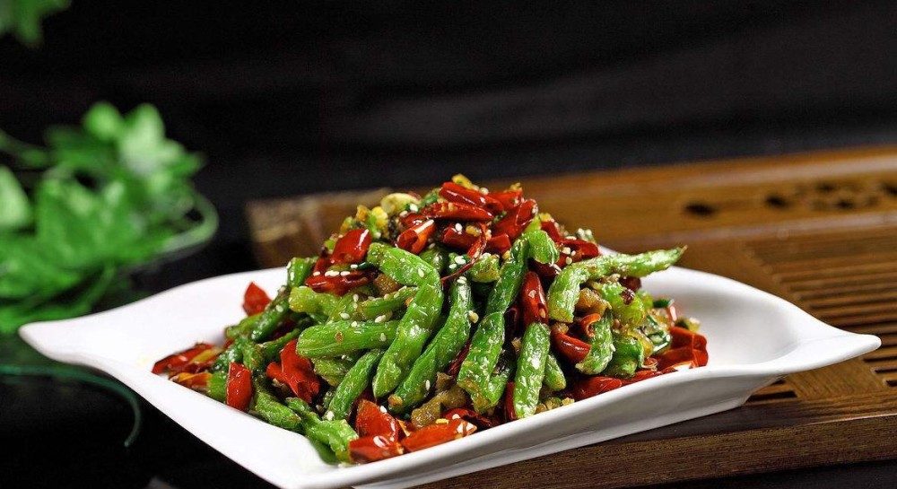 干煸四季豆,颜色鲜艳口感脆嫩,唇齿留香,爽口不腻超下饭