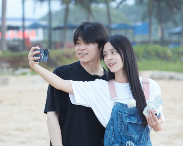 李莎旻子父亲终于认可隔壁老樊当众夸奖他一旁的嘉宾团最激动