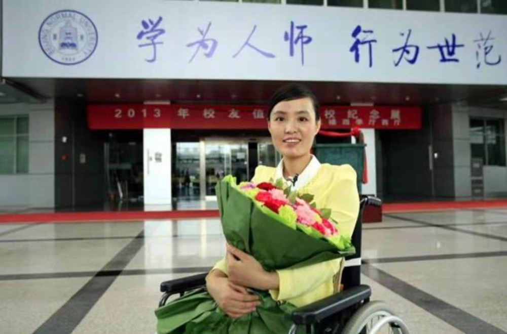 9年前,那位为救学生失去双腿的80后教师张丽莉,你还记得她吗?