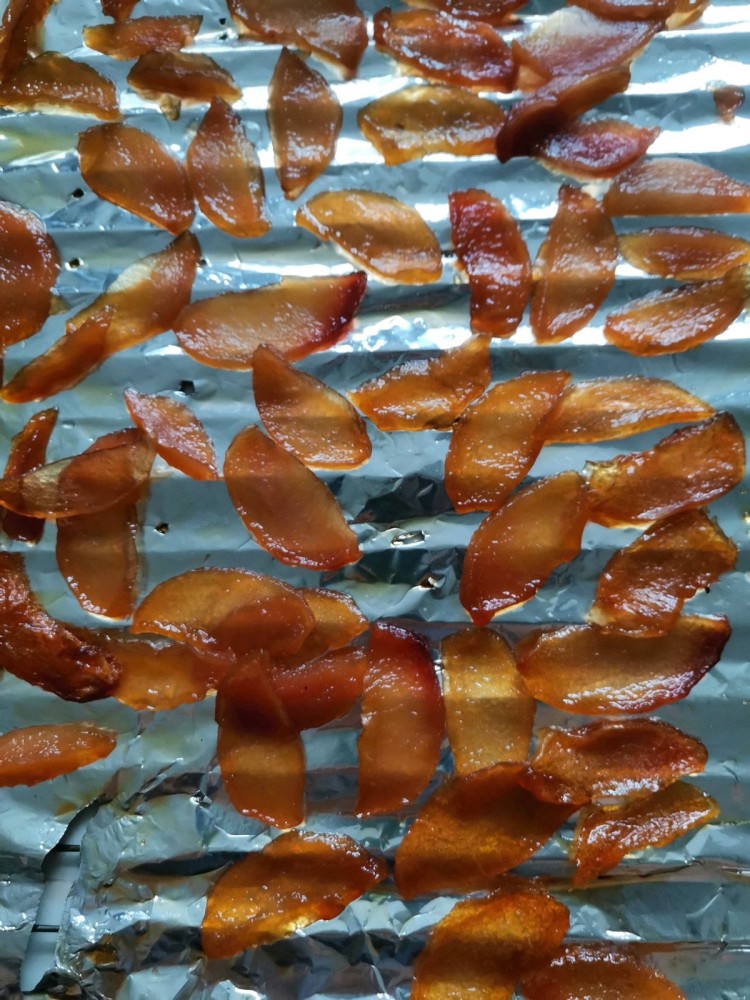 步骤4,随后推入烤箱,调制成130度的温度,烤一个小时的时间,具体根据桃