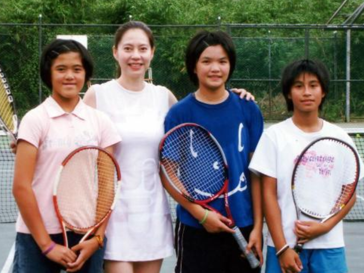 然而刚到美国不久的父母听到了胡娜弟弟在中国去世的消息