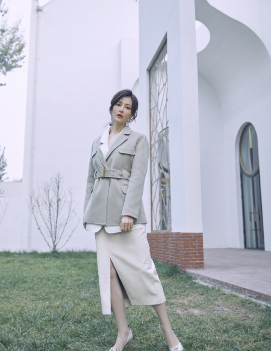 刘孜的身材比例绝了运动外套搭配瑜伽裤细腰长腿真抢眼又抢镜