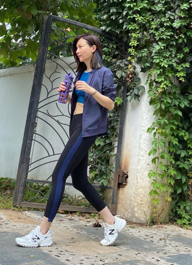 刘孜的身材比例绝了,运动外套搭配瑜伽裤,细腰长腿真抢眼又抢镜