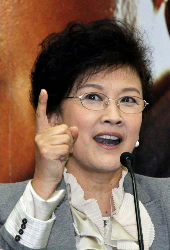 宋春丽虽然只小斯琴高娃1岁可气色好不少穿衣知性干练挺精神