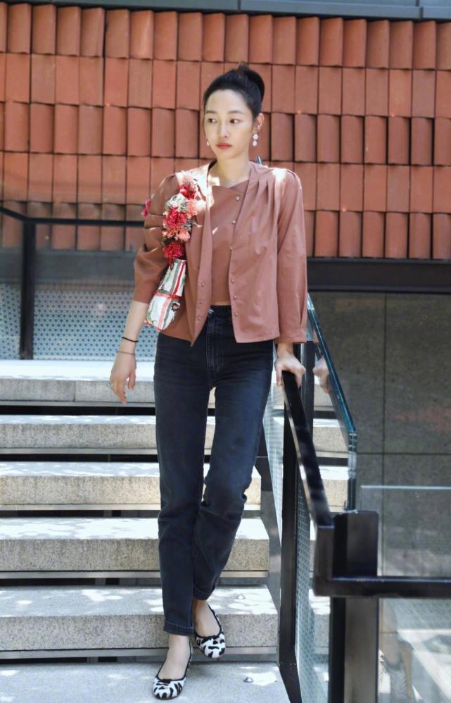 白百何西装反着穿够个性!下半身搭配一条牛仔裤简约洋气,超好看