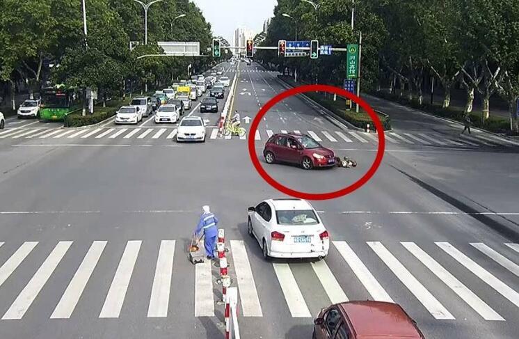 车主要注意了,"闯黄灯"将被视作闯红灯,罚款200,扣6分