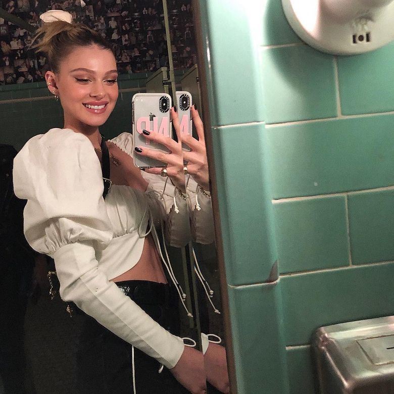 布鲁克林未婚妻成功"融入家中",亿万千金性感惹火的魅力穿搭_腾讯新闻