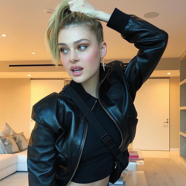 布鲁克林未婚妻成功"融入家中",亿万千金性感惹火的魅力穿搭_腾讯新闻