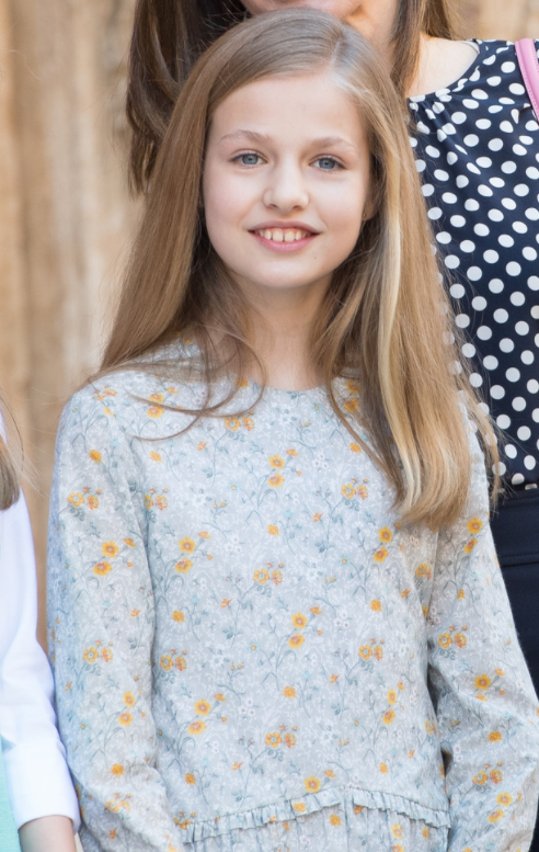 真正的贵族穿搭都简约,看西班牙公主莱昂诺尔,穿红色套裙真高级