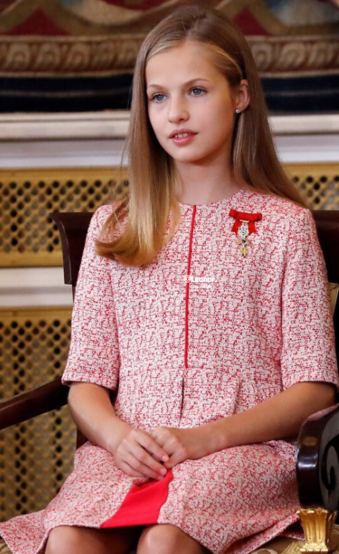 真正的贵族穿搭都简约,看西班牙公主莱昂诺尔,穿红色套裙真高级