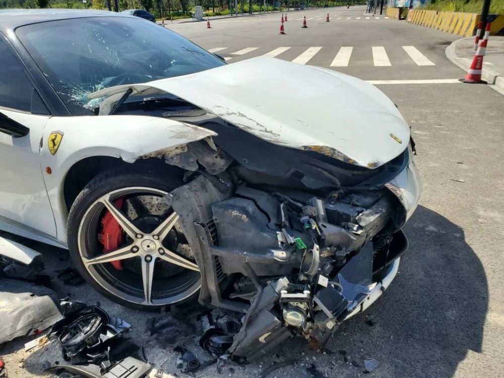 元湖花苑小区东边的和平路断头处这辆白色法拉利458跑车就停在老白在