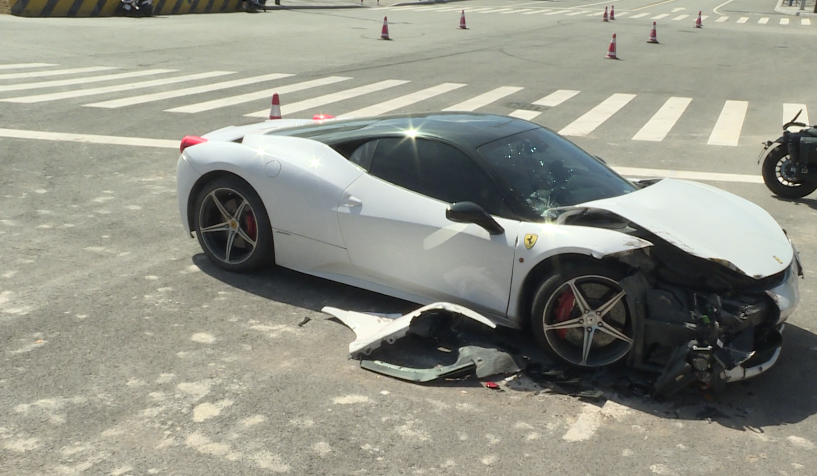 几百万的法拉利撞了司机不是自己的车
