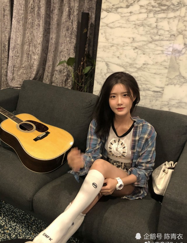 陈意涵白色齐膝袜居家写真