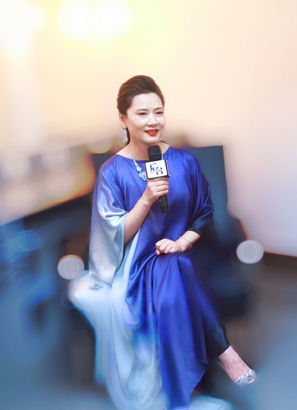 何赛飞打扮起来好惊艳,蓬松黑裙配金属领口,奔六仍然美得很大气_腾讯