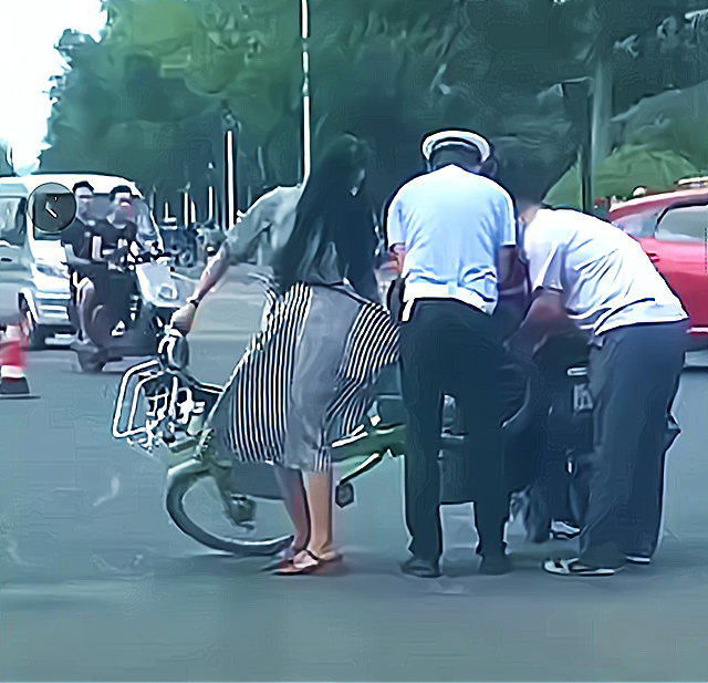 社死!山东一女子骑车裙子被后轮缠住,众人帮忙不成连人带车抬走