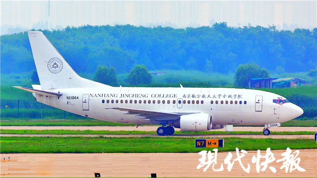 中型机737-500图片