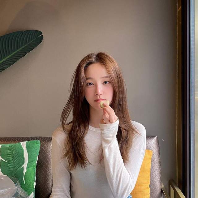 由于妍雨拥精致外表及高挑身材,因此关注度很高,与nancy同为队中的