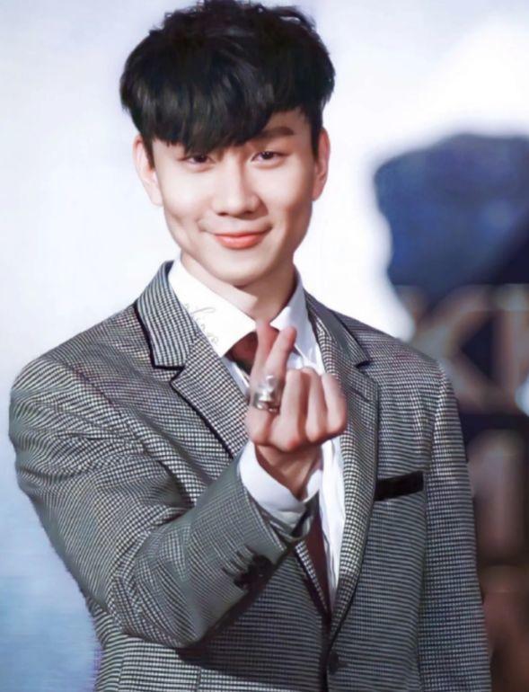 林俊杰终于鼓起勇气掀刘海,本以为不好看,看到照片:帅哥你谁