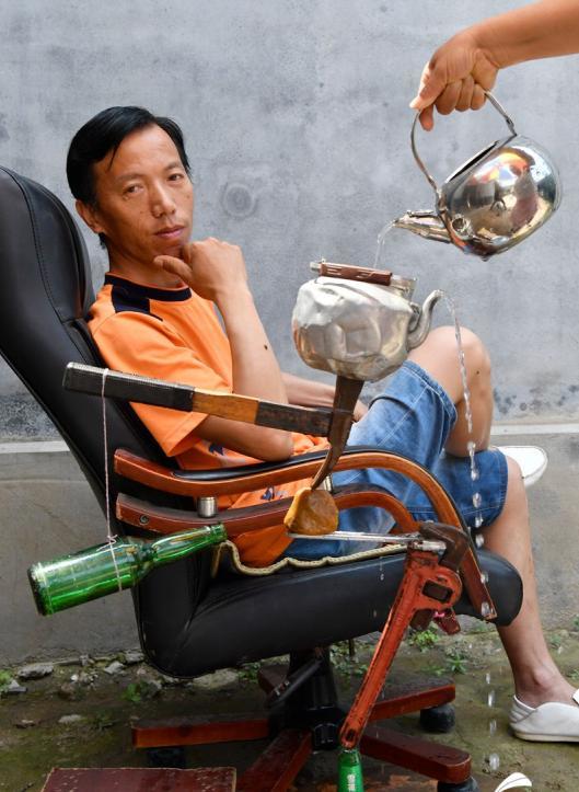 王业坤的孩子有一天兴致勃勃地给爸爸表演了一个小魔术,王业坤十分