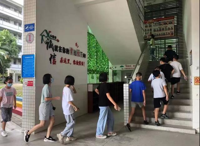 "华侨中学安全办副主任何淑坪说,"检测完之后,所有受检人员经过的地方