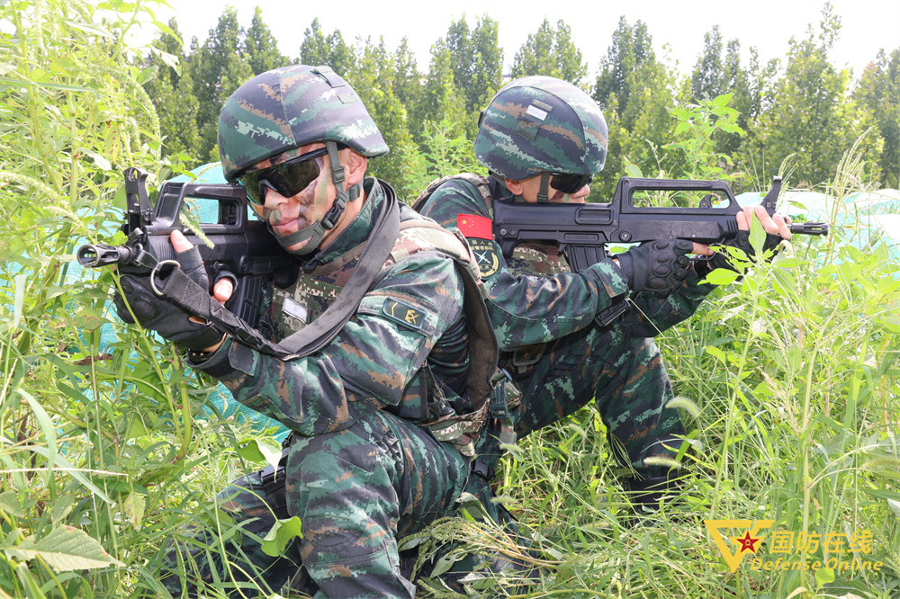 猛虎添翼武警特战队员搭乘直升机融合训练