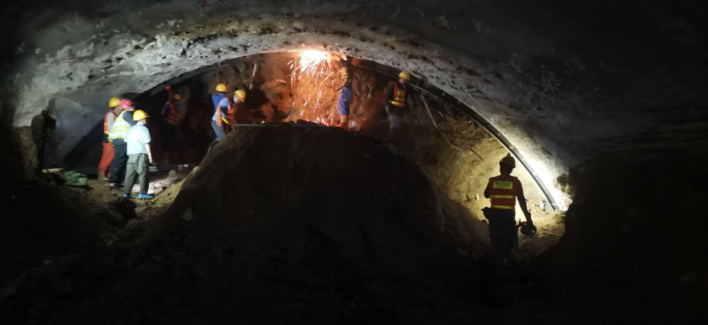 由於武家溝1號隧道地質構造異常複雜,石英片岩,雲母片巖,石英千枚巖等