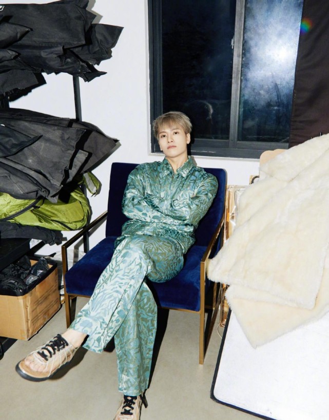 王嘉尔穿搭太有个性一身绿还能穿出时尚高级范不土反而挺洋气